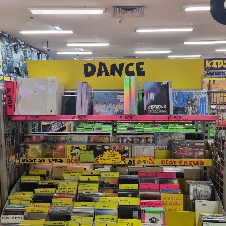 호주의 cd판매점. 'Dance' 카테고리의 상단에 KPOP이 자리하고 있다.